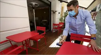  ??  ?? Les restaurant­s ont un peu moins de deux semaines pour coller aux mesures sanitaires avant leur réouvertur­e programmée le  juin. (Photos Jean-François Ottonello)