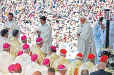  ?? FOTO: DPA ?? Papst Franziskus hat im portugiesi­schen Fátima vor Hunderttau­senden Pilgern zwei Hirtenkind­er heiliggesp­rochen.