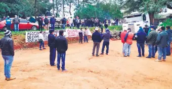  ??  ?? Mineros reunidos frente al predio donde se encuentra una mina de oro.