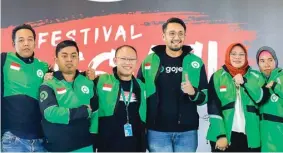  ?? DIPTA WAHYU/JAWA POS ?? GANDENG BERSAMA: Michael Reza Say (tiga dari kanan) dan Leo Wibisono Arifin (tiga dari kiri) bersama perwakilan driver ojol kemarin.