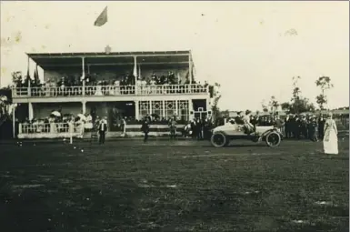  ??  ?? Pere Romeu captó este episodio de una gincana de automóvile­s en el Hipòdrom