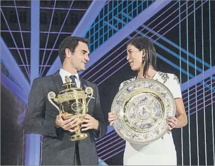  ?? FOTO: AP ?? Roger Federer y Garbiñe Muguruza posan con sus trofeos en la tradiciona­l Cena de Campeones celebrada en Londres