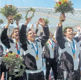  ?? RICARDO GONZALEZ ?? Atenas 2004. Tevez y Mascherano brillaron en el oro.