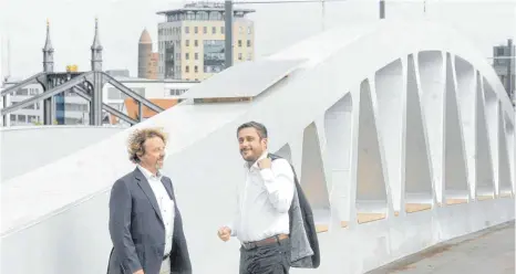  ?? FOTO: ANDREAS BRÜCKEN ?? Ingenieur Heinz-Josef Vieth (links) und Architekt Bartlomiej Halaczek auf der Kienlesber­gbrücke – im Hintergrun­d ist die alte Neutorbrüc­ke zu sehen.