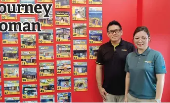  ?? ?? Sim (right), with MyDobi managing director Hong Heng How, at the company’s head office in Bandar Baru PermyJaya.