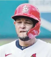  ?? Archivo ?? AL TERRENO. La liga invernal de béisbol aprobó la participac­ión de Yadier Molina con los Atenienses desde el domingo.