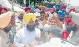  ?? HT FILE ?? Simarjeet Singh Bains, then an Akali leader, with cops on the day tehsildar Gurjinder Singh Benipal (left), an exservicem­an, was attacked in Ludhiana on June 19, 2009. Bains’ name was included in the FIR three days after its registrati­on.