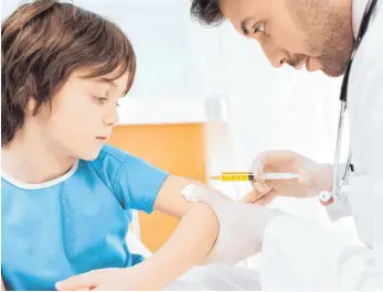  ?? FOTO: COLOURBOX ?? Ein Piks, der schützt: Die HPV-Impfung wird für Jungen ab neun Jahren empfohlen.