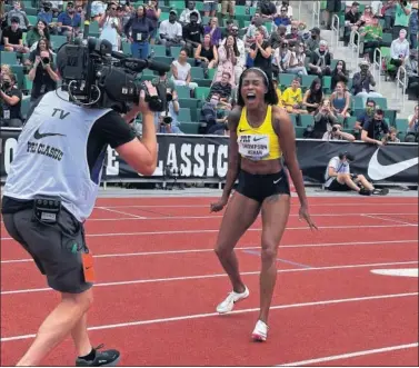  ??  ?? Elaine Thompson-Herah celebra su espectacul­ar triunfo en el 100 de la Diamong League en Oregón.