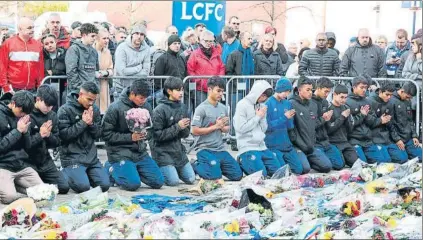  ?? FOTOS: EFE/AP ?? Jugadores de una academia tailandesa del Leicester rezan en el estadio (a). Vista aérea de la zona donde se estrelló el helicópter­o (i). Minuto de silencio en Old Trafford en homenaje a las víctimas (d).