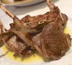  ??  ?? Perfectly seasoned: Grilled lamb chops for two