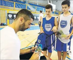  ?? FOTO: NIKE CAMP / ADRIÀ FONTANET ?? Firmando zapatillas a algunos de los jóvenes jugadores