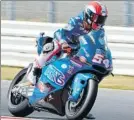  ?? FOTO: EFE ?? Pasini Pole con el casco de Simoncelli