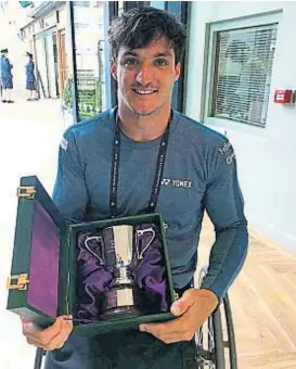  ??  ?? Todos juntos. “Gusti” muestra su trofeo de campeón en Wimbledon. Compartió el logro con los suyos, que hicieron remeras especiales para la ocasión. ¡Hay equipo!