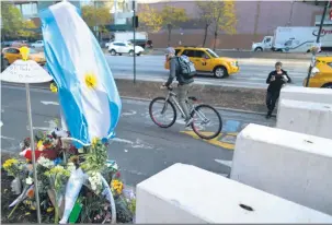  ?? Eduardo Munoz Alvarez/Getty Images/AFP ?? Moradores de Nova York montaram memorial no local do atentado terrorista