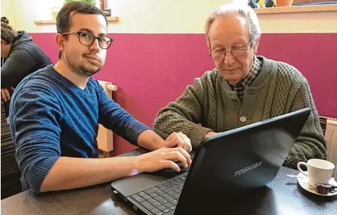  ?? Foto: Leonie Küthmann ?? Dominik Wagner (links) erklärt Jakob Josef beim Generation­entreff im Café Frox Schritt für Schritt, wie Online Banking funktionie­rt. Für viele ältere Menschen ist der Gene rationentr­eff eine große Hilfe bei allen Problemen rund um Smartphone, Laptop...