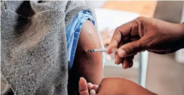  ?? | Bloomberg ?? A HEALTH worker administer­s a Covid-19 vaccine. With new variants of the coronaviru­s rapidly emerging, health experts say vaccines need to be updated.