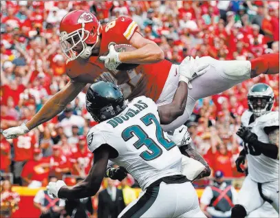  ?? Ed Zurga ?? The Associated Press Kansas City Chiefs tight end Travis Kelce leaps over Philadelph­ia Eagles cornerback Rasul Douglas for a touchdown during a 27-20 victory Sept. 17 in Kansas City, Mo. The Chiefs play the Raiders in Oakland in a nationally televised...