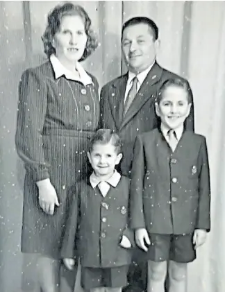  ?? ?? 3 Retrato familiar (1949)
José, con tan solo 6 años, junto a su hermano, Osvaldo; su madre, Berta, y su padre, Mario, que inspiró “Mi viejo”.