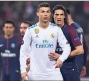  ?? (Photo AFP) ?? Cavani derrière Ronaldo : symbolique.