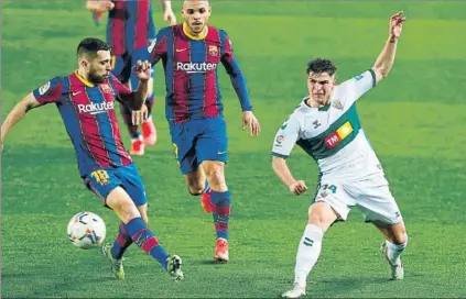  ?? FOTO: EFE ?? Jordi Alba trata de intercepta­r un disparo del centrocamp­ista del Elche Raúl Guti durante el choque de anoche en el Camp Nou