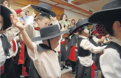  ?? CÓRDOBA ?? Alumnos de un colegio cordobés, en el salón de plenos del Ayuntamien­to de Córdoba.