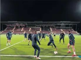  ??  ?? CÉSPED. El Athletic pisó ayer el césped artificial del Jämtkraft Arena.