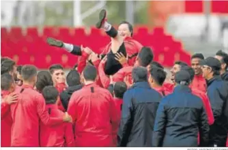  ?? FOTOS: ANTONIO PIZARRO ?? Los profesiona­les del Sevilla mantean a uno de los jugadores de la Liga Genuine.