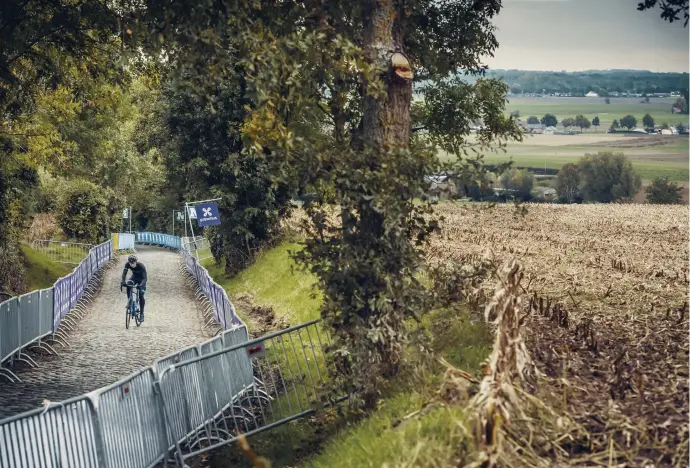  ?? © ?? Een eenzame fietser teistert de kasseien van de Oude Kwaremont (of andersom). Geen hoogdag voor Kluisberge­n dit jaar.
Jimmy Kets