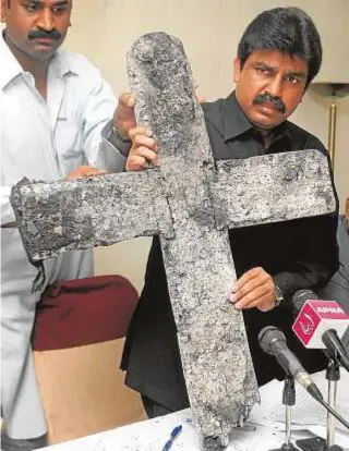  ?? CNS ?? 0 Shahbaz Bhatti muestra la cruz quemada en el ataque a una iglesia, en 2005.