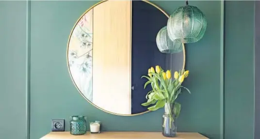  ?? Photo courtesy of Content That Works ?? A round mirror can bring in an organic, curved shape not found in framed art.