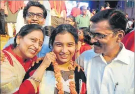  ?? DEEPAK GUPTA/HT PHOTO ?? Ayushi Srivastava of CMS Gomti Nagar (Lucknow) with her parents.