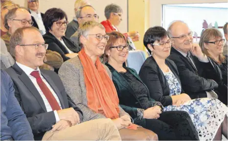  ?? FOTO: MAIKE WOYDT ?? Gudrun Gehringer (Zweite von links) freut sich über die Begrüßung der beiden Elternbeir­ätinnen Nadine Vossler und Anette Diemer.