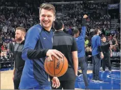  ??  ?? ADMIRADO. Luka Doncic sonríe antes de un partido de los Mavs.