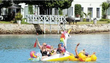  ?? MACLENNAN Picture: SUE ?? WHATEVER FLOATS YOUR BOAT: Participan­ts in the 2022 Anything That Floats event on the Kowie River which will be incoporate­d into the Kowie River Festival on December 28.