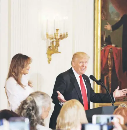  ??  ?? El Presidente Trump y su esposa Melania en un acto por el día de la madre ayer en la Casa Blanca.
