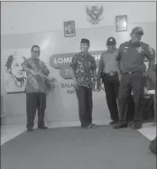  ?? GALIH ADI PRASETYO/ JAWA POS ?? GER-GERAN: Pengurus RW, babhinkamt­ibmas, dan bimaspol diminta unjuk kebolehan melenggak-lenggok layaknya peragawan.