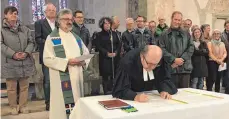  ?? FOTO: MARIA ANNA BLÖCHINGER ?? Nach Pfarrer Hermann Riedle (links) unterzeich­nete Pfarrer Martin Henzler-Hermann die Ravensburg­er Erklärung.