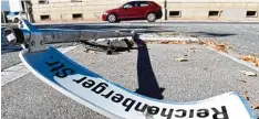  ?? Foto: Silvio Wyszengrad ?? Bereits sechs mal in diesem Jahr wurde das Schild der Reichenber­ger Straße von ei  nem Auto oder einem Lkw umgefahren.