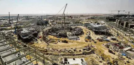  ?? Giuseppe Cacace - 22.out.19/AFP e Divulgação ?? Obras estão em andamento para o megaevento Expo 2020 Dubai, na capital dos Emirados Árabes, que espera atrair 25 milhões de visitantes; no alto, ilustração mostra como deve ficar a construção