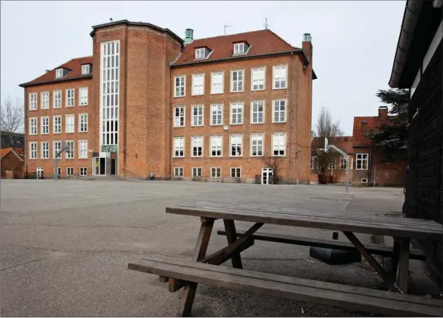  ?? FOTO: JENS DRESLING ?? Det var på en boldbane bag Søndermark­skolen, at manden blev udsat for vold og ydmygende behandling.