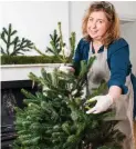  ??  ?? Ta da! Jan Moir with her tree and, above, the mantelpiec­e