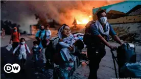  ??  ?? Migrantes huyen del fuego en el campamento de Moria, en la isla griega de Lesbos. (9.09.2021).