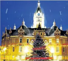  ?? SPECIAL TO POSTMEDIA NEWS ?? Stratford City Hall is alight with a festive glow at this time of year.