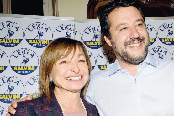  ??  ?? Vincitori
Il leader della Lega Matteo Salvini, 46 anni, festeggia con Donatella Tesei, 61 anni, la presidenza della Regione Umbria