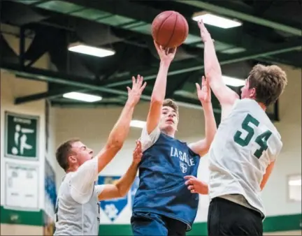  ?? JAMES BEAVER/FOR MEDIA NEWS GROUP ?? La Salle’s Chris Williams (12) shoots over Methacton defenders in Dock Summer League action Monday night.