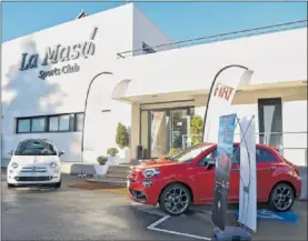  ??  ?? Fiat expuso algunos vehículos de la firma en la puerta de La Masó.