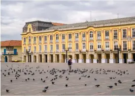  ?? FOTO: ADOBE STOCK ?? Innan turisterna strömmar till Plaza Bolivar i Bogota är det glest med duvor. Så snart turisterna anländer kommer också duvorna.