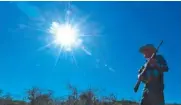  ??  ?? 亞利桑那州熱浪不退，牧場工人頂著大太陽巡­邏。 （Getty Images）