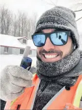  ?? ?? Sa famille peut compter sur Vincent MasseGaude­tte quand c’est le temps d’entailler. On le félicite aussi pour son nouvel emploi de conseiller en production végétale chez Agrocentre.